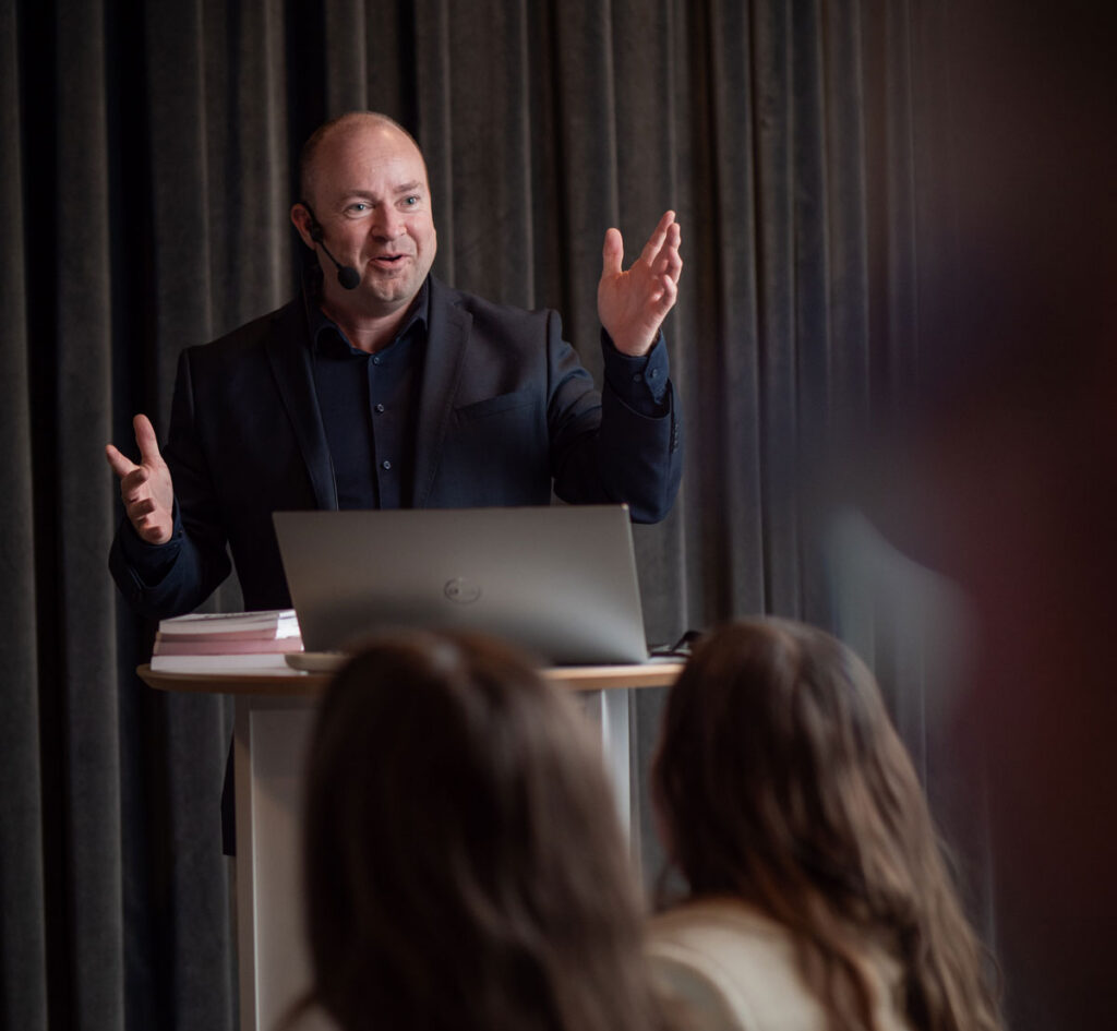 Foredragsholder underviser deltakere på Lean kurs i forbedringsarbeid og systematisk utvikling