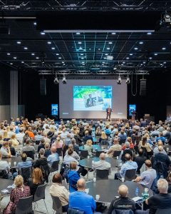 Bilde fra full konferansesal.