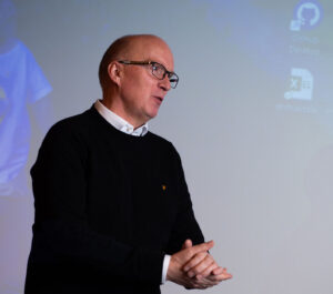 Foredragsholder underviser under samling i Forbedringslederskolen