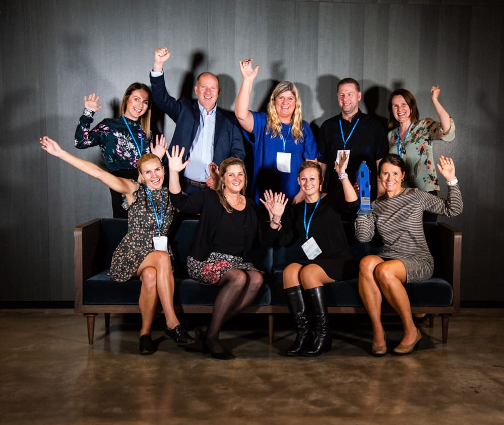 Mange mennesker som er glade etter å ha vunnet Lean pris.