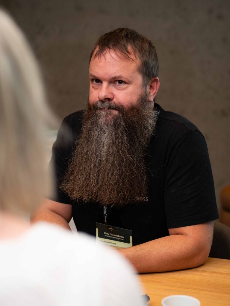 mann med langt sjegg