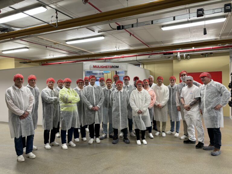 Besøk hos Kavli, gruppe mennesker