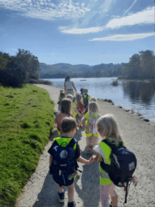 Barnehage barn på tur ved et vann