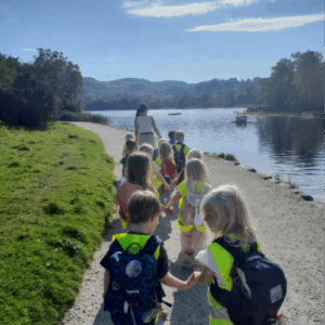 Barnehage barn på tur ved et vann