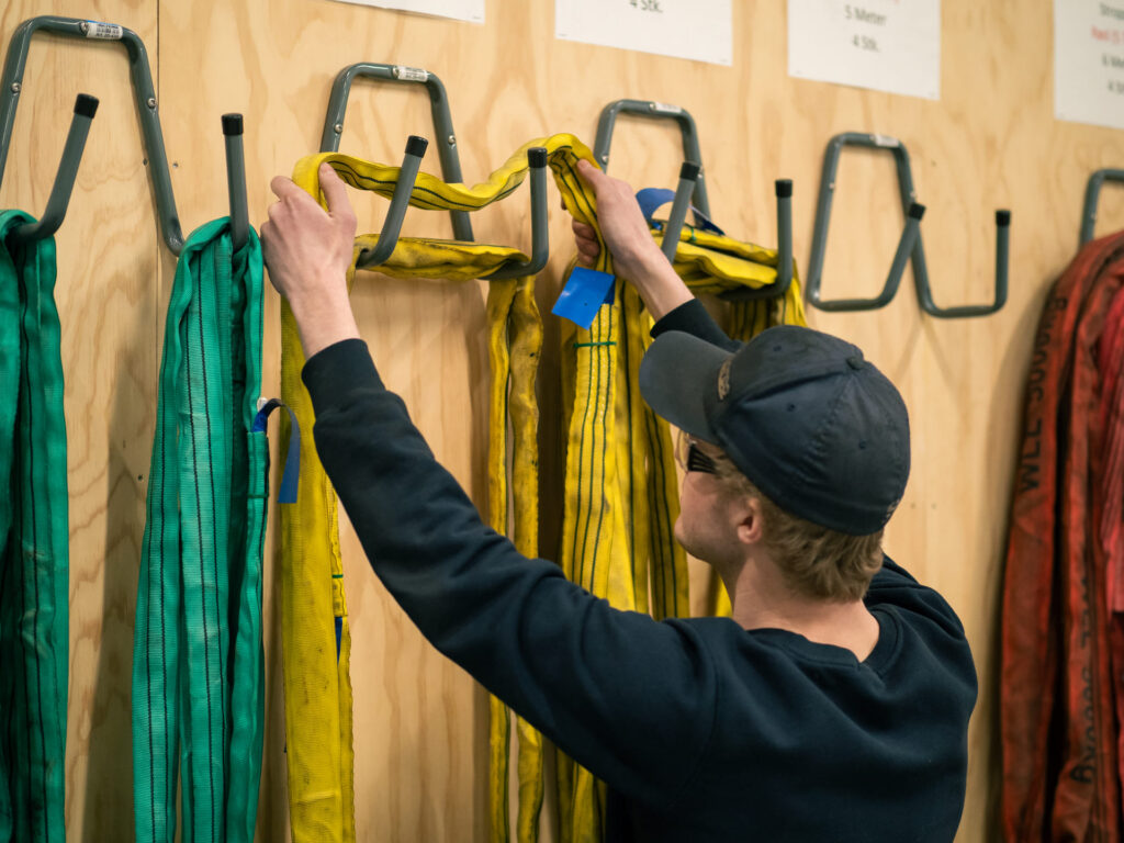 Arbeider holder arbeidsplassen ryddig med hjelp av 5S.