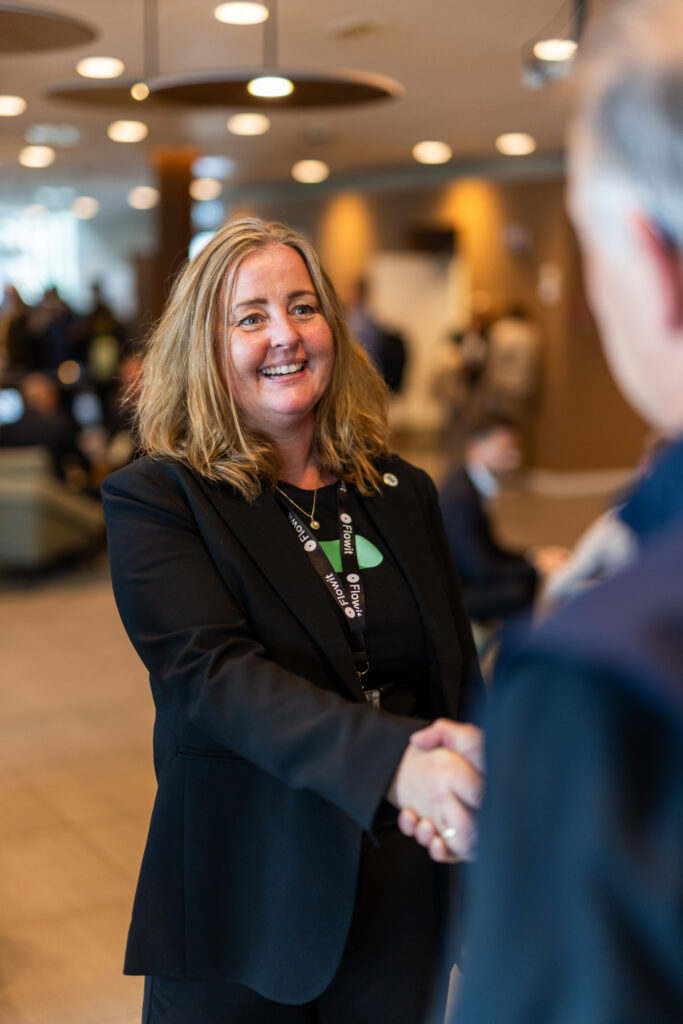 Lise Mari hilser på en mann. Management for hire