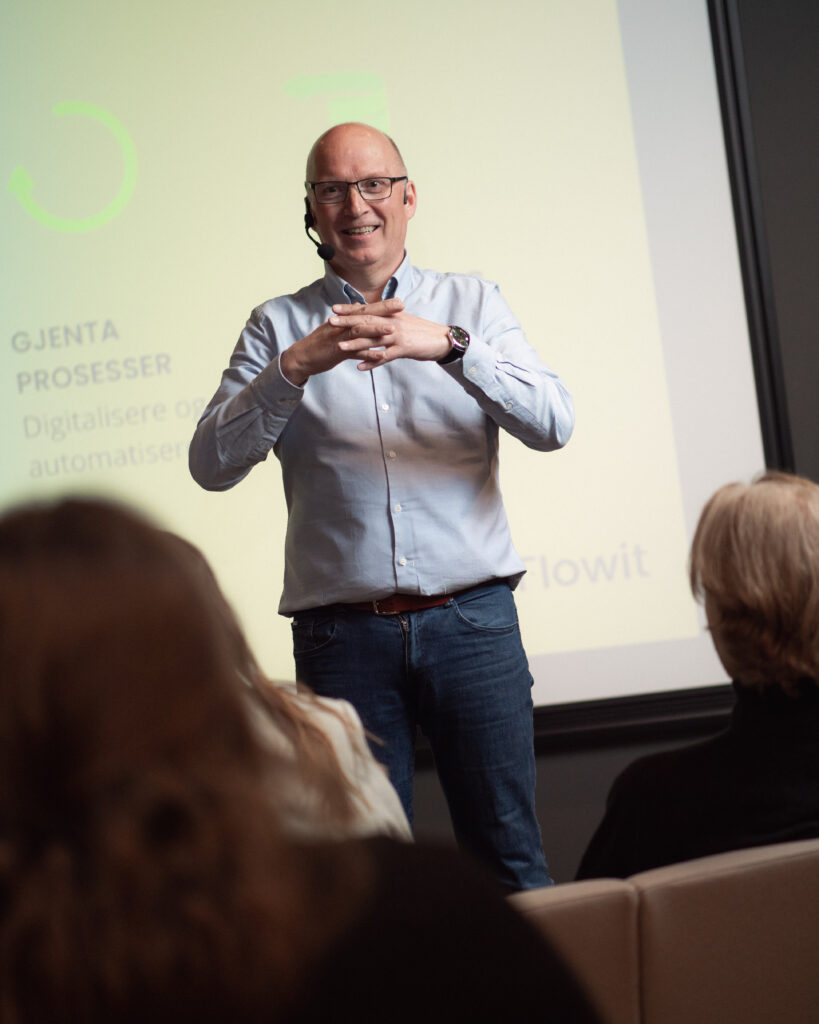 Tom Ivar underviser i Forbedringslederskolen